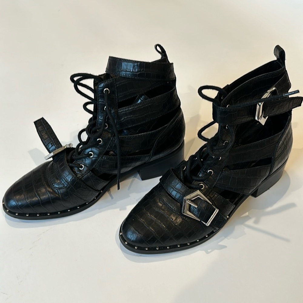 EVERYTHING MUST GO BY FRIDAY. Steve Madden boots